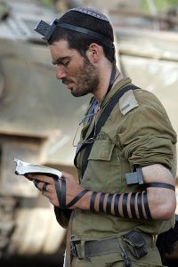 400px-IDF_soldier_put_on_tefillin